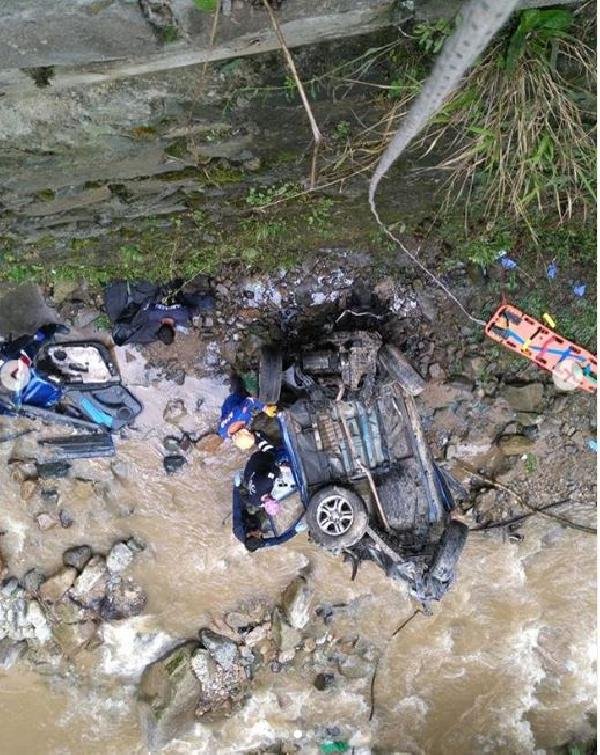 Çaykara'da otomobille dereye uçan çocuk öldü