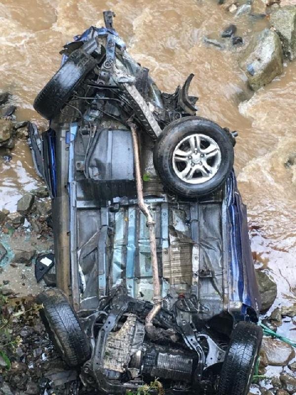 Çaykara'da otomobille dereye uçan çocuk öldü