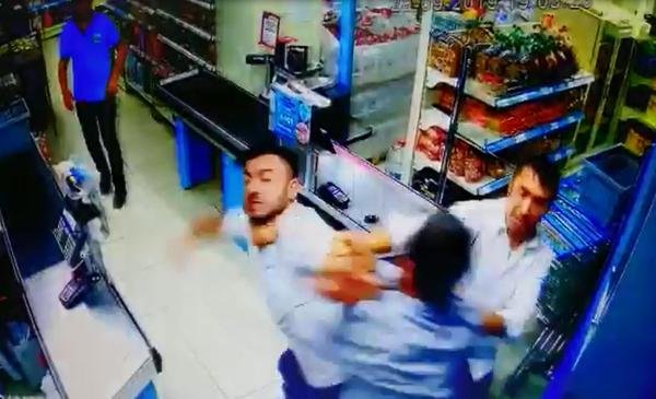 d Markette silahlı kavga: 4 yaralı