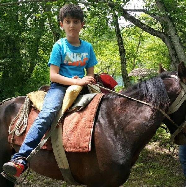 Çaykara'da otomobille dereye uçan çocuk öldü