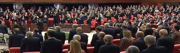 CHP ve HDP Cumhurbaşkanı geldiğinde ayağa kalkmadı