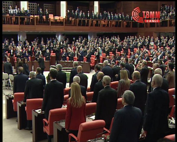 CHP ve HDP Cumhurbaşkanı geldiğinde ayağa kalkmadı