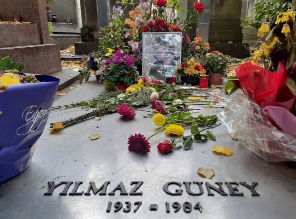 İmamoğlu Ahmet Kaya ve Yılmaz Güney'in kabrini gezdi