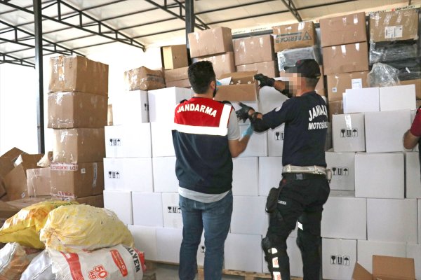 a İzmir'de kaçak içki imalathanesine operasyon
