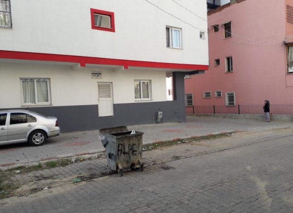 Çöpe atılmış bebeği köpekler parçalamadan yetiştiler