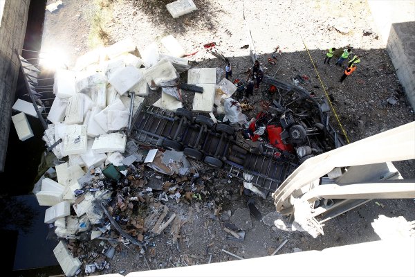 a Ankara'da viyadükten düşen tır şoförü öldü