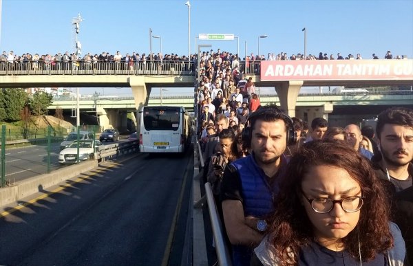 Altunizade metrobüs durağında yoğunluk sürüyor