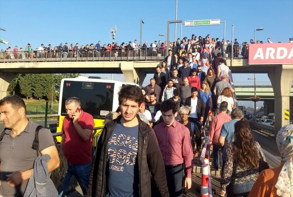 Altunizade metrobüs durağında yoğunluk sürüyor