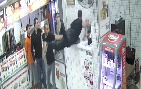 i Dönerinin getirilemeyeceğini öğrenince cinnet getirdi