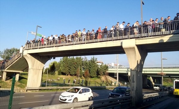 Altunizade metrobüs durağında yoğunluk sürüyor