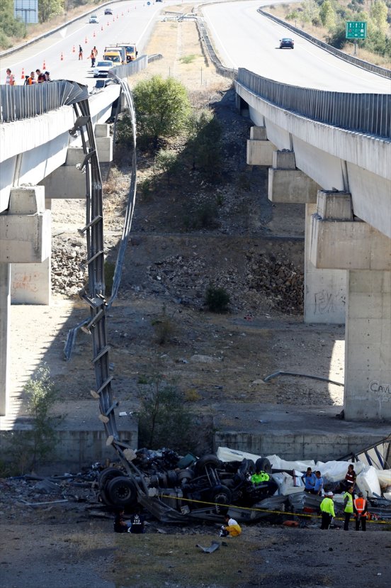 a Ankara'da viyadükten düşen tır şoförü öldü