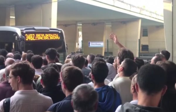 Zincirlikuyu'da metrobüs yoğunluğu