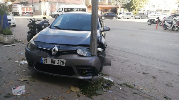 i Dikkatsiz sürücü, bisiklete ve direğe çarptı: 3 yaralı