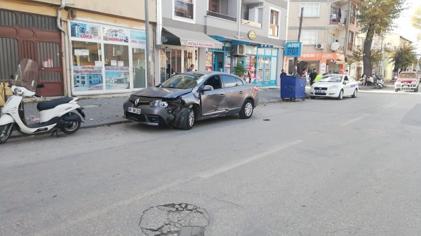 i Dikkatsiz sürücü, bisiklete ve direğe çarptı: 3 yaralı