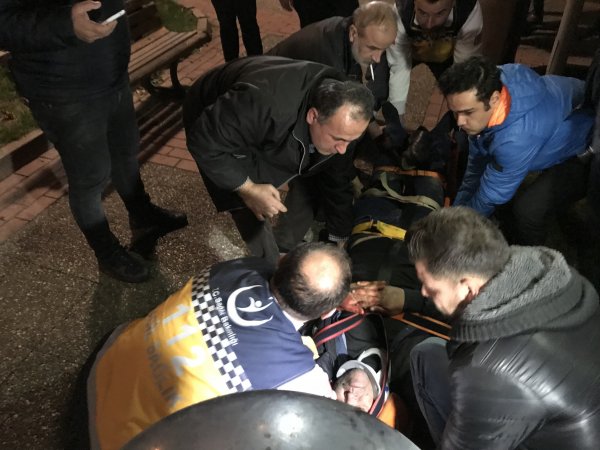 i Arkadaşını boğazından bıçaklayan sanık araştırılıyor