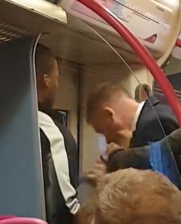 Londra metrosunda hırsıza müdahale