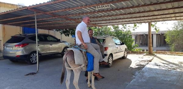 Makam aracı giden başkan eşekle yoluna devam etti
