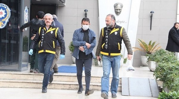 i Arkadaşını boğazından bıçaklayan sanık araştırılıyor