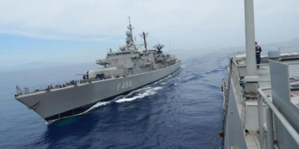 Yunan fırkateyni karaya oturdu