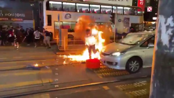 d Hong Kong'da çocuk protestocuyu vuran polise saldırı