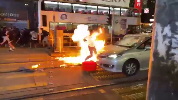 d Hong Kong'da çocuk protestocuyu vuran polise saldırı