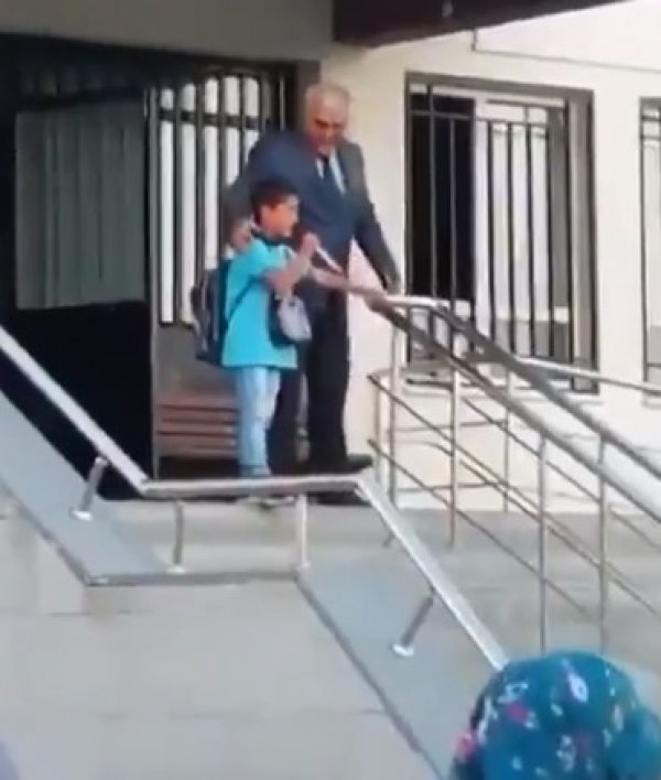 Şiir okuması beklenen çocuk şarkı söyledi