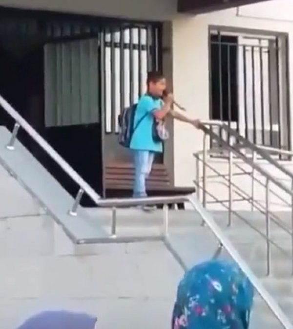 Şiir okuması beklenen çocuk şarkı söyledi