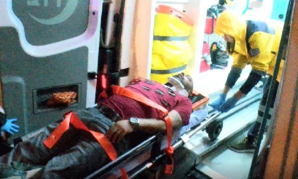 Hayatını kurtaran ekiplere bıçak çekti