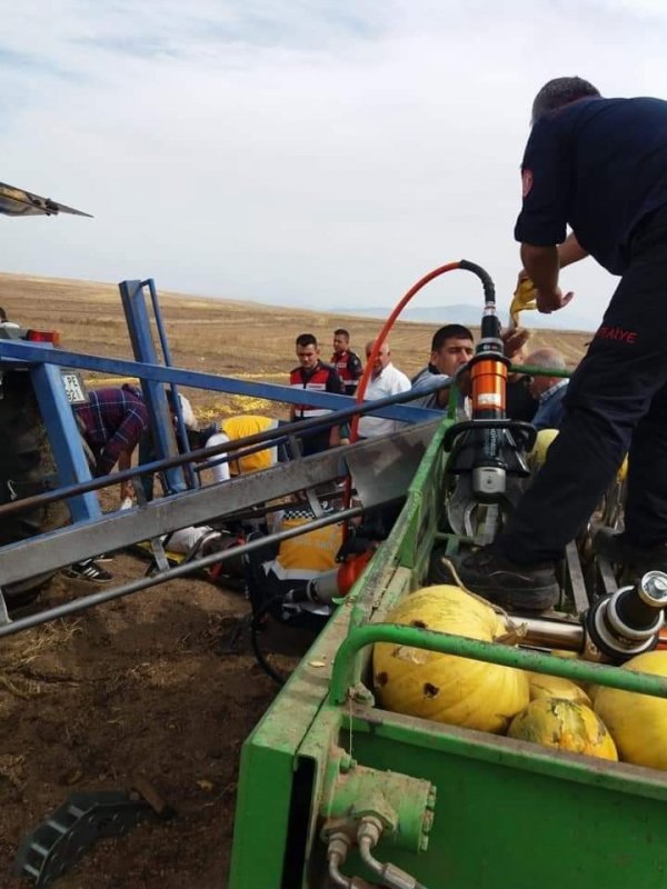 i Kabak makinesine ayağı sıkışan çiftçi kurtarıldı