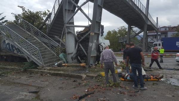 i Sakarya'da tır durağa daldı: 2 ölü