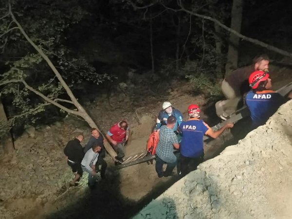 i Trabzon'da otomobil dereye yuvarlandı: 1 ölü 2 yaralı