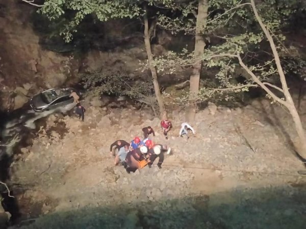 i Trabzon'da otomobil dereye yuvarlandı: 1 ölü 2 yaralı