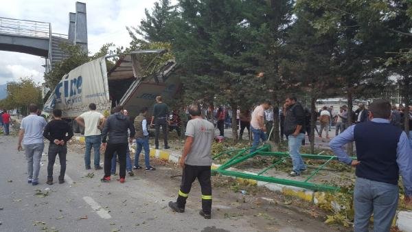 i Sakarya'da tır durağa daldı: 2 ölü