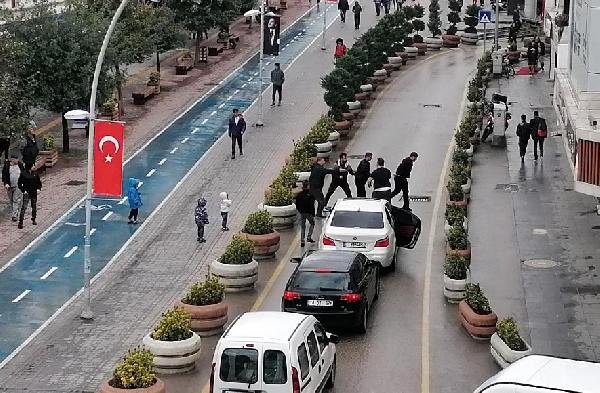 Hem yol vermediler hem de çocuklarının yanında dövdüler