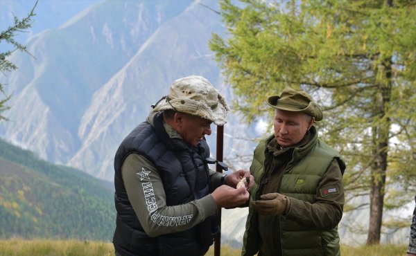 Putin ve Şoygu ormanda
