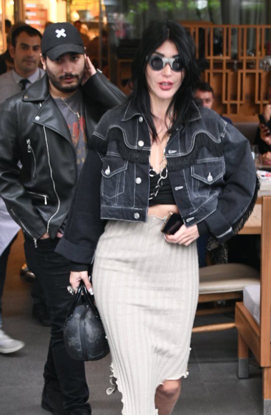 Hande Ataizi ve Hande Yener genç seviyor