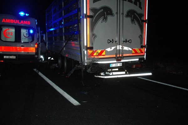 a Diyarbakır'da üç araç birbirine girdi: 2 ölü, 4 yaralı