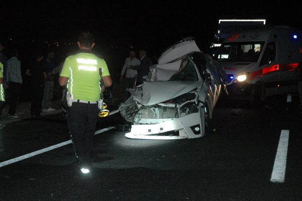 a Diyarbakır'da üç araç birbirine girdi: 2 ölü, 4 yaralı