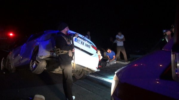 a Diyarbakır'da üç araç birbirine girdi: 2 ölü, 4 yaralı