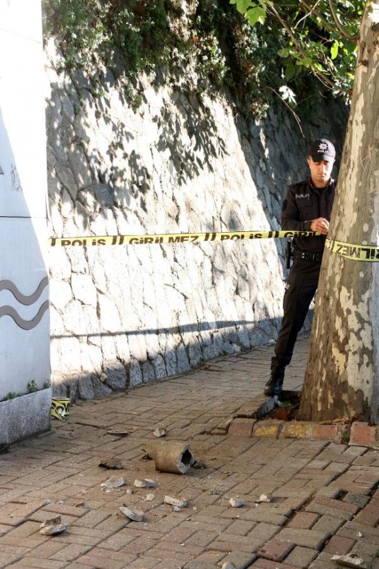 d Kaldırımda yürürken üzerine beton boru parçası düştü