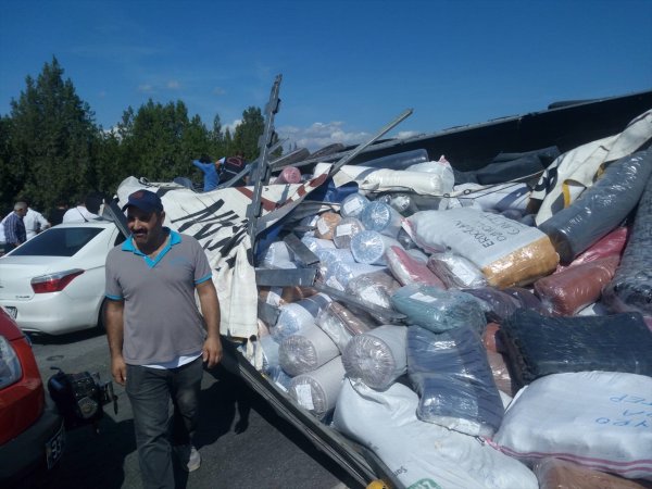 Karşı şeride geçen tır zincirleme kazaya sebep oldu