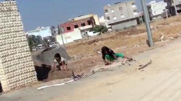 Kadın ve çocuklar elektrik panosunu söktü