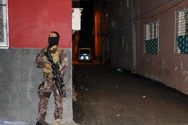 i Adana merkezli 5 ilde şafak operasyonu