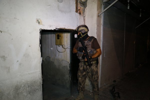 i Adana merkezli 5 ilde şafak operasyonu