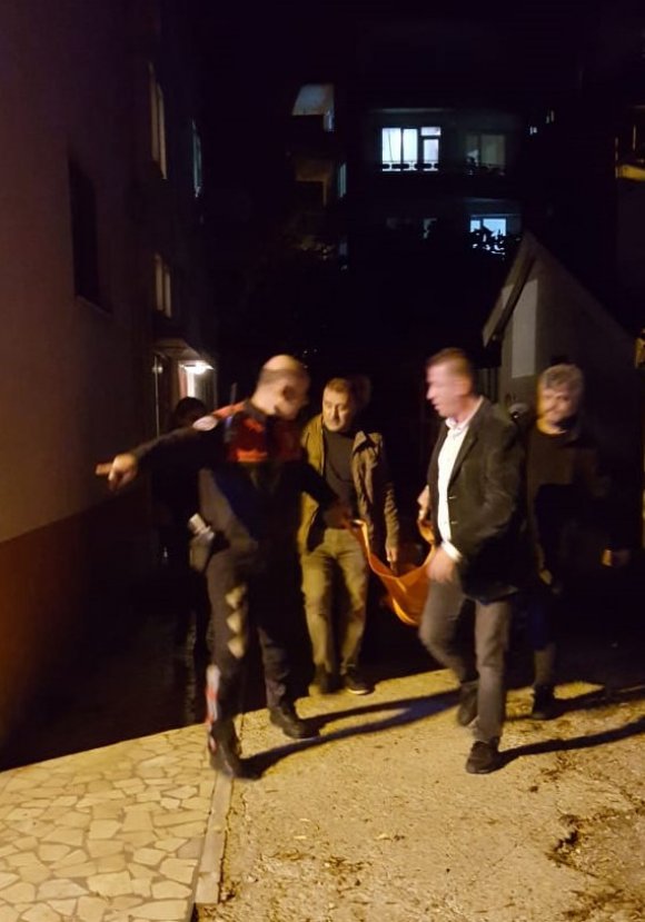 i İntihar etmek isteyen kadını polis ayaklarından yakaladı