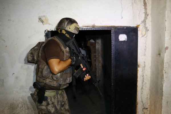 i Adana merkezli 5 ilde şafak operasyonu