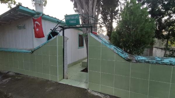 i Türbenin ve tuvaletlerin kapısı çalındı