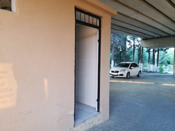 i Türbenin ve tuvaletlerin kapısı çalındı