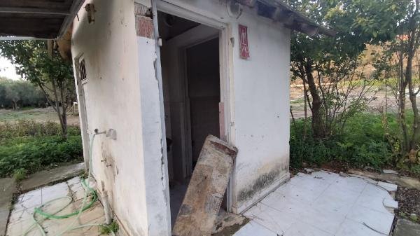 i Türbenin ve tuvaletlerin kapısı çalındı