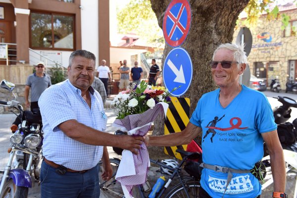 İngiltere'den Fethiye'ye bisikletle geldi